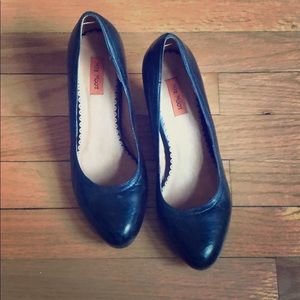 Retro-styled black leather 40s heels 8.5